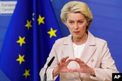Presiden Komisi Eropa Ursula von der Leyen mengungkapkan paket sanksi-sanksi baru yang mencakup larangan terhadap semua minyak Rusia, dengan impor minyak mentah berhenti dalam enam bulan dan impor produk olahan pada akhir tahun. (Foto: via AP)