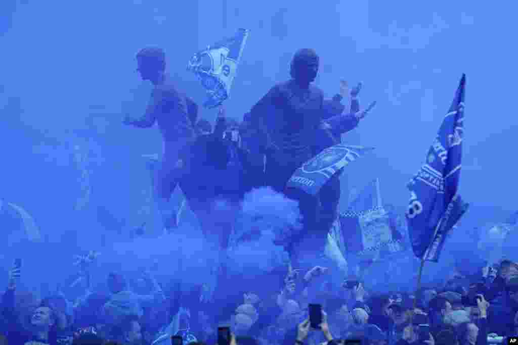 İngiltərə - Liverpul şəhərində azarkeşlər Qudison Parkı yaxınlığında Premyer Liqada Everton və Çelsi arasında keçirilən futbol matçına toplaşır. &nbsp;