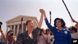 Norma McCorvey - "Jane Roe" u sudskom procesu iz 1973. i njena advokatica Gloria Allred ispred zgrade Vrhovnog suda u Washingtonu, 26. aprila 1989. godine, poslije protesta za vreme sudskog razmatanja slučaja u Michiganu.