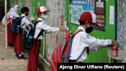 Siswa Sekolah Dasar tampak sedang mencuci tangan usai melangsungkan kegiatan belajar di sebuah sekolah di Jakarta, pada 30 Agustus 2021. (Foto: Reuters/Ajeng Dinar Ulfiana)