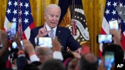 ប្រធានាធិបតី​សហរដ្ឋ​អាមេរិក លោក Joe Biden ថ្លែង​ក្នុង​អំឡុងពេល​នៃ​​ការ​ប្រារព្ធ​​ពិធី​បុណ្យ​ Eid al-Fitr នៅ​សេតវិមាន​​ក្នុង​រដ្ឋធានី​វ៉ាស៊ីនតោន​ ថ្ងៃទី ២ ខែឧសភា ឆ្នាំ២០២២។ (AP Photo/Susan Walsh)