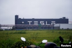 Papan nama Tesla terlihat di pabriknya di Shanghai, China, 13 Mei 2021. (Foto: Reuters)