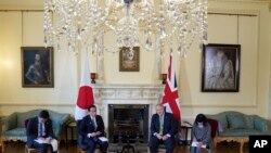 英国首相约翰逊在唐宁街10号与日本首相岸田文雄举行会谈。（美联社）