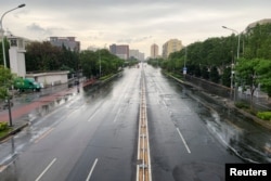 北京市朝阳区的一条大街因新冠疫情封路而空荡荡。（2022年4月27日）