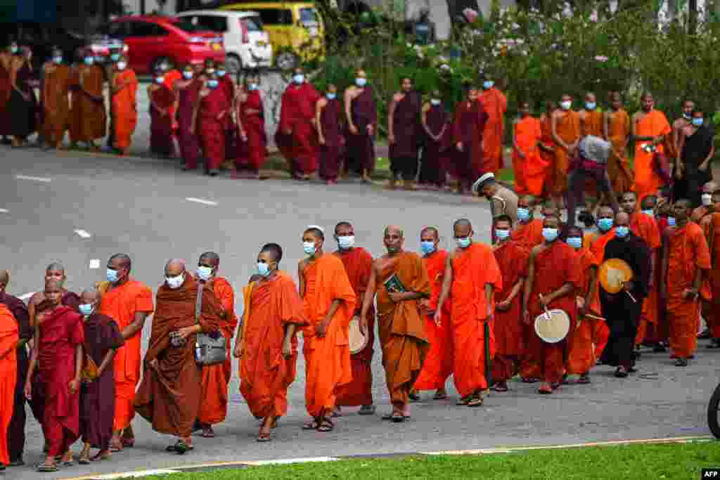Buddist rahiblər Kolomboda ölkədə iqtisadi böhranla əlaqədar hökumətə qarşı nümayiş keçirən vətəndaşlarla həmrəyliklərini ifadə edir.