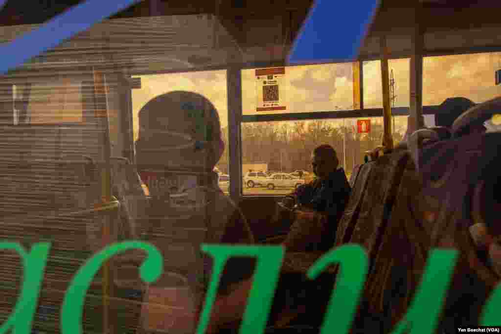 Zaporojjyada döyüşdən qaçan uşaqlar