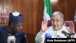 Le Secrétaire général de l'ONU, Antonio Guterres (à droite), lors d'un briefing avec le gouverneur de l'État de Borno, Babagana Zulum, à Maiduguri, au Nigeria, le 3 mai 2022.