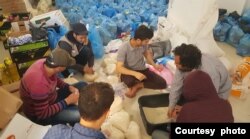 Mahasiswa Indonesia relawan MER-C (Medical Emergency Rescue Committee) di Jalur Gaza menyiapkan 1.000 paket Iftar dan 1.000 Sembako untuk disumbangkan kepada warga Gaza, 2 Mei 2022. (Foto: MER-C)