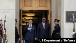 美防长奥斯汀在五角大楼会晤到访的日本防卫大臣岸信夫。（2022年5月4日）