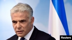 Menteri Luar Negeri Israel Yair Lapid memberikan jumpa pers di Kementerian Luar Negeri di Yerusalem, 24 April 2022. (Foto: Debbie Hill via REUTERS)