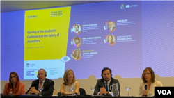 Katika mkutano wa UNESCO confer, Jopo linaloongozwa na Jessica Jerreat, Mhariri wa Uhuru wa Habari wa VOA (katikati) akiwa na kaimu Mkurugenzi wa VOA Yolanda López akiongea katika ufunguzi (Kulia).