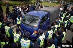 지난 2018년 5월 한국 비무장지대 인근 파주에서 경찰이 대북전단을 실은 트럭을 막았다.
