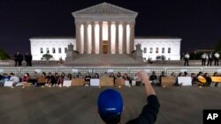 미 대법원이 '로 대 웨이드(Roe v. Wade)' 판결을 뒤집을 것이라는 보도가 나온 다음 날인 3일 새벽 임신 중절 권리 지지자들이 워싱턴 D.C. 시내 대법원 청사 앞에서 시위하고 있다. 