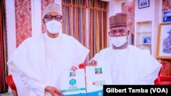 L’actuel gouverneur de l’Etat de Gogi au centre du Nigeria avec le président Buhari après acheté son formulaire de nomination présidentielle. (VOA/Gilbert Tamba)