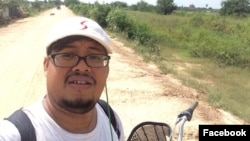 រូបឯកសារ៖ លោក ម៉ិច ដារ៉ា អ្នកកាសែតរបស់អង្គភាពព័ត៌មានសំឡេងប្រជាធិបតេយ្យ (វីអូឌី) នៅក្នុងរូបថតមួយដែលត្រូវបានបង្ហោះនៅលើទំព័រហ្វេសប៊ុករបស់លោក កាលពីថ្ងៃទី២០ ខែតុលា ឆ្នាំ២០១៧។ (រូបថតពីទំព័រហ្វេសប៊ុក Mech Dara)