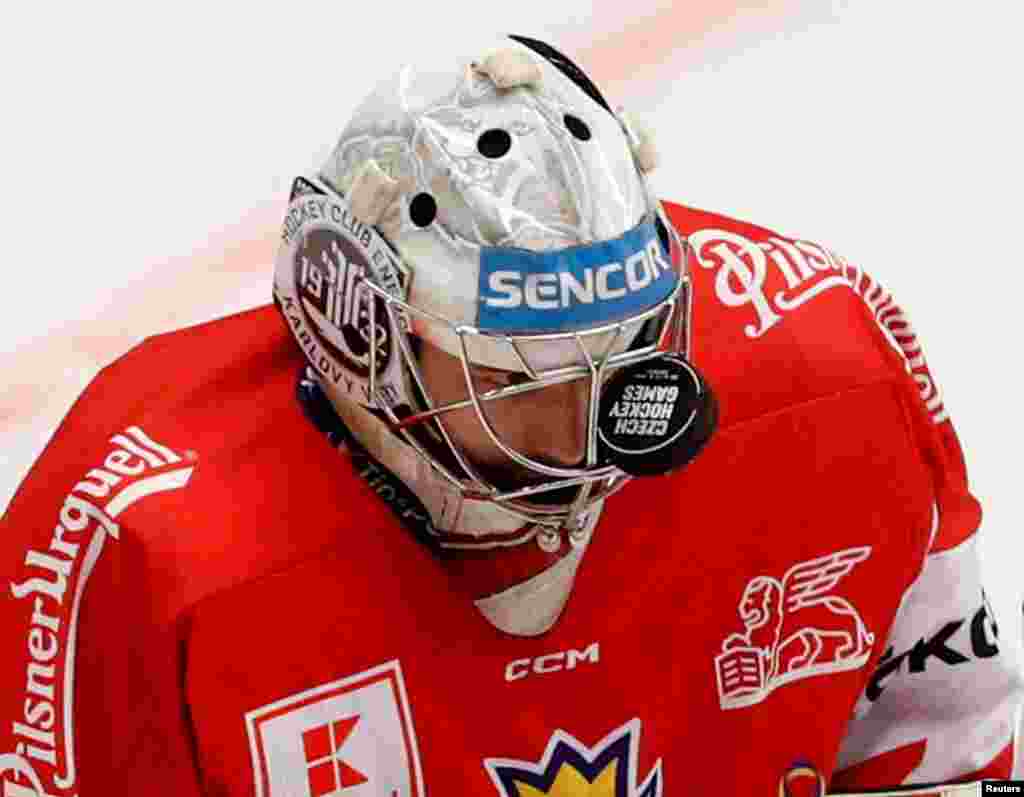 Çexiya - Ostrava şəhərində Avstriya ilə Çexiya arasında keçirilən Euro Hockey Tour matçında şayba çexiyalı Stepan Lukeşin dəbilqəsinin torunda ilişib qalıb.