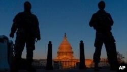 Arhiva - Pripadnici Nacionalne garde stražare na poziciji ispred Kapitola, u svitanje 8. marta 2021. u Vašngtonu.