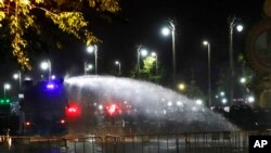 Polisi menggunakan meriam air untuk membubarkan demonstrasi di Bangkok, Thailand, 20 Maret 2021.