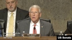 参议院军事委员会主席、共和党参议员威克在就特朗普总统提名的两位美军司令而举行的确认听证会上提问。(2025年7月22日)