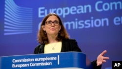 រូបឯកសារ៖ លោកស្រី Cecilia Malmström ស្នងការ​ពាណិជ្ជកម្ម​សហភាព​អឺរ៉ុប ថ្លែង​នៅ​ក្នុង​សន្និសីទ​កាសែត​មួយ នៅ​ទីស្នាក់ការ​ធំ​របស់​សហភាព​អឺរ៉ុប​ក្នុង​ទីក្រុង​ប្រុចស៊ែល នៅ​ថ្ងៃទី ០១ ខែមិថុនា ឆ្នាំ ២០១៨។ (AP Photo/Virginia Mayo)