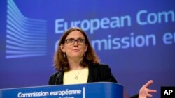លោកស្រី Cecilia Malmstrom ​ប្រធាន​គណៈកម្មាធិការ​ពាណិជ្ជកម្ម​សហភាព​អឺរ៉ុប ថ្លែង​នៅ​ក្នុង​កិច្ចប្រជុំមួយនៅទីស្នាក់ការ​កណ្តាលរបស់សហភាព​អឺរុប កាលពីថ្ងៃទី១ ខែមិថុនា ឆ្នាំ២០១៨។
