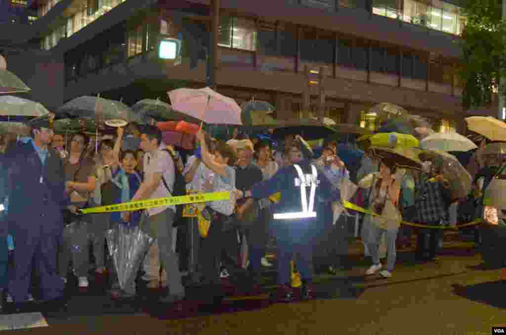 Crowds of protesters behind police tape, Toyko, Japan, July 6, 2012. (S.L. Herman/VOA)