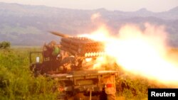 Les troupes congolaises en action contre le M23 près de Kibumba, au nord de Goma 