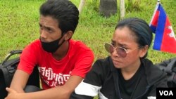 រូបឯកសារ៖ កញ្ញា​អេង ម៉ាឡៃ​ ហៅសូ មេត្តា (ស្ដាំ)​ និង​សកម្មជន​ម្នាក់​ទៀត អង្គុយ​តវ៉ានៅមុខ​ស្ថានទូត​សហរដ្ឋអាមេរិក ថ្ងៃទី​៧ ខែកញ្ញា​ ឆ្នាំ​២០២០​។ (ហ៊ុល រស្មី​/វីអូអេ)​ ​