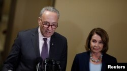 Le chef de la minorité démocrate au Sénat, Chuck Schumer, et Nancy Pelosi, tiennent une conférence de presse au Capitole à Washington, le 13 mars 2017.