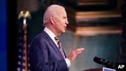 조 바이든 미국 대통령 당선인이 29일 델라웨어 윌밍턴 퀸스극장 대통령직 인수위 본부에서 연설하고 있다. 
