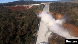 ផ្លូវ​ទឹក​សម្រាប់​គ្រា​មាន​អាសន្ន​​នៅទំនប់​ Oroville ត្រូវ​បាន​គេ​ឃើញ​ធ្លាយ​ចេញ​ កាល​ពី​ថ្ងៃទី​១១ ខែ​កុម្ភៈ។ អាជ្ញាធរ​កំពុង​បន្ត​ជម្លៀស​ពលរដ្ឋ​ទៅ​ទី​មាន​សុវត្ថិភាព។