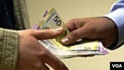 Hasil survei mendapati sekitar 70% responden di India mengaku membayar sogokan selama tahun lalu untuk memperoleh layanan masyarakat (foto: ilustrasi). 