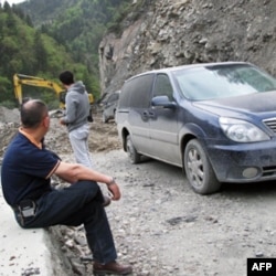 缪师傅无奈地坐等救援