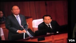 រូបឯកសារ៖ លោក ម៉ម ប៊ុនហេង (ខាងឆ្វេង) រដ្ឋមន្រ្តី​ក្រសួង​សុខាភិបាល​ កំពុង​បំភ្លឺ​ក្នុង​រដ្ឋសភា​ពាក់ព័ន្ធ​នឹង​ភាព​មិន​ប្រក្រតី​ក្នុង​វិស័យ​សុខាភិបាល​នៅថ្ងៃ​ទី២៩ ខែធ្នូ ឆ្នាំ២០១៦។ (កាន់ វិច្ឆិកា/VOA)
