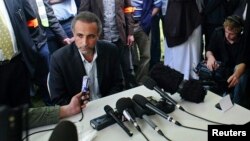 Tariq Ramadan berbicara kepada media setelah konferensi pers di Masjid Er-Rahma, di Nantes, Perancis bagian barat, 25 April 2010. 