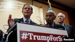 Senator Richard Blumenthal, kiri (D-CT), Anggota Senior Komite Kehakiman, John Conyers, Jr., tengah (D-MI), dan Senator Pat Leahy (R) menyelenggarakan konferensi pers untuk menguraikan klaim bahwa Presiden AS, Donald Trump, melanggar klausa pembayaran pada Konstitusi, U.S. Capitol, Washington, D.C., 20 Juni 2017 (foto: REUTERS/Kevin Lamarque)
