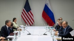 Menteri Luar Negeri AS Antony Blinken bertemu dengan Menteri Luar Negeri Rusia Sergey Lavrov di Harpa Concert Hall, di sela-sela KTT Tingkat Menteri Dewan Arktik, di Reykjavik, Islandia, 19 Mei 2021. (Saul Loeb / Pool via REUTERS)