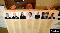 Joriy yilgi poygalarda aholi orasida befarqlik kayfiyati kuzatilgan. Ovoz berishga haqli 2,5 million fuqarodan faqat taxminan 60 foizi saylovda ishtirok etgan.