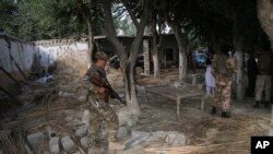 Personil Keamanan Afghanistan memeriksa lokasi serangan bunuh diri di distrik Kama provinsi Nangarhar, timur Kabul, Afghanistan, 2 Oktober 2018. 