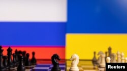 ილუსტრაციაზე წარმოდგენილია ჭადრაკის დაფა უკრაინისა და რუსეთის დროშების ფონზე. სააგენტო "როიტერი".