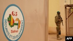Le 30 mai 2018, un militaire de l'armée malienne du G5 Sahel, cadre institutionnel de coordination de la coopération régionale en matière de politiques de développement et de sécurité en Afrique de l'Ouest, est aperçu à Sévaré.