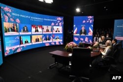 조 바이든 미국 대통령과 기시다 후미오 일본 총리, 나렌드라 모디 인도 총리가 지난달 23일 도쿄에서 ‘인도태평양 경제프레임워크(IPEF)’ 10개국 정상들과 화상회의를 하고 IPEF의 공식 출범을 알렸다. 윤석열 한국 대통령도 화상으로 회의에 참석했다.