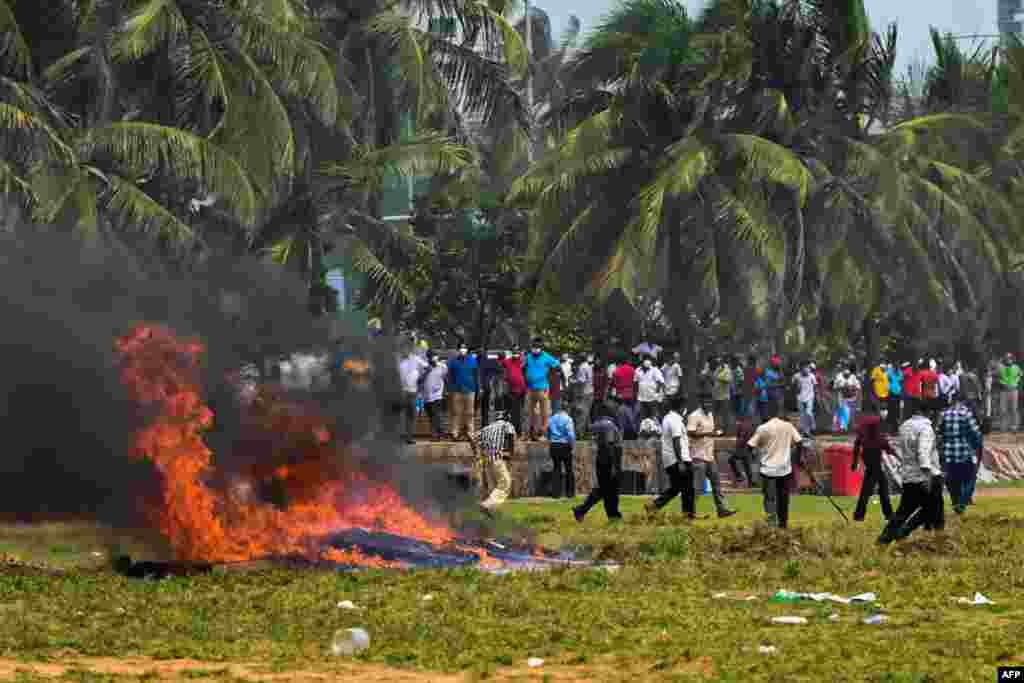 عوامی دباؤ کی وجہ سے گزشتہ ماہ وزیرِ اعظم کے بھائی باسل راجا پاکسے کو وزارتِ خزانہ کے عہدے سے مستعفی ہونا پڑا تھا۔