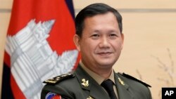 រូបឯកសារ៖ ​លោក​ឧត្តមសេនីយ៍ឯក​ ហ៊ុន​ ម៉ាណែត​​​​ មេ​បញ្ជា​ការ​កង​ទ័ព​ជើង​គោក​កម្ពុជា និង​ជា​កូនប្រុស​ច្បង​របស់​លោក​នាយករដ្ឋមន្ត្រី ហ៊ុន សែន ឈរ​ថតរូប​នៅ​មុន​ជំនួប​របស់​លោក​ជាមួយ​នឹង​សមភាគី​ជប៉ុន​នៅ​ទីក្រុង​តូក្យូ ប្រទេស​ជប៉ុន ថ្ងៃទី១៦ ​ខែកុម្ភៈ ឆ្នាំ២០២២។ 