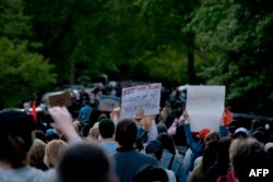 미국 버지니아주 알렉산드리아에 있는 새뮤얼 얼리토 대법관 자택 앞에서 지난 5월 임신 중절 권리 옹호 시민들이 시위하고 있다.