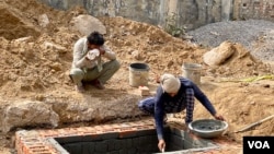 Construction laborers bear the brunt of extreme heat that has swept North India. (Anjana Pasricha/VOA)
