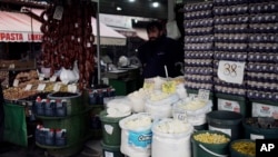 រូបឯកសារ៖ ផ្សារ​លក់​ម្ហូប​អាហារ​នៅ​ក្នុង​ទីក្រុង​អង់ការ៉ា ប្រទេស​តួកគី ថ្ងៃទី ៥ ខែឧសភា ឆ្នាំ២០២២។ (AP)