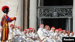 Sejumlah kardinal menghadiri misa di lapangan Santo Petrus di Vatikan pada 15 Mei 2022. Paus Fransiskus telah mengumumkan 21 nama baru yang akan diangkat menjadi kardinal. (Foto: Reuters/Remo Casilli)