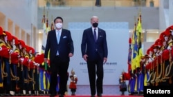 រូបឯកសារ៖ ប្រធានាធិបតី​សហរដ្ឋ​អាមេរិក លោក Joe Biden (ស្ដាំ) និង​ប្រធានាធិបតី​កូរ៉េខាងត្បូង លោក Yoon Suk-youl ជួប​ប្រជុំ​គ្នា​នៅ​ទីក្រុង​សេអ៊ូល ប្រទេស​កូរ៉េខាងត្បូង ថ្ងៃទី ២១ ខែឧសភា ឆ្នាំ២០២២។