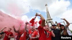 Fans klub sepak bola Liverpool berkumpul di depan Menara Eiffel menjelang laga final Liga Champions di Paris, Sabtu, 28 Mei 2022. (Foto: Lee Smith/Reuters)